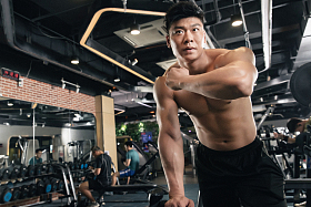 青年男人在健身房健身