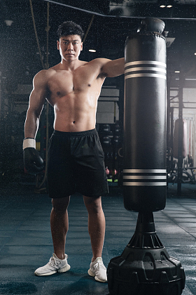 男拳击手在健身房准备训练图片