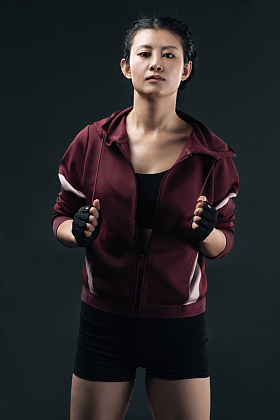 穿着运动服的青年女人