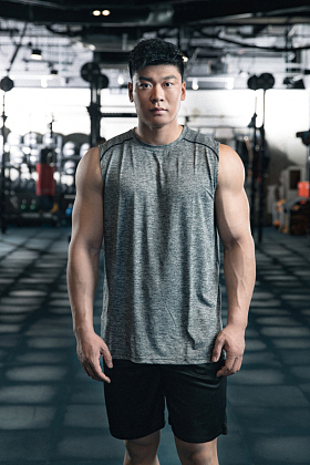 健身房里年轻男子的肖像图片