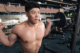 年轻男子在健身房练习举杠铃图片