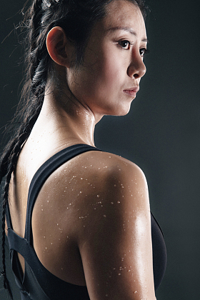 运动健身完的女运动员照片