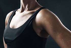 一个女健美运动员的局部特写