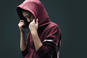 穿着运动服的青年女人图片