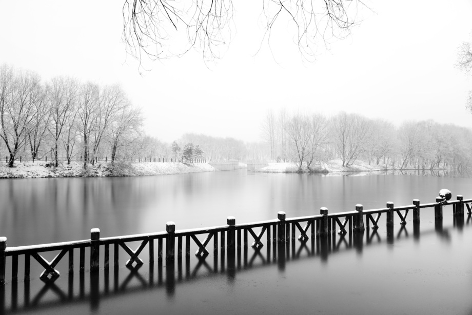 下雪后的湖边风景