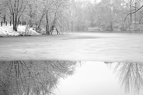 下雪后的湖边风景照片