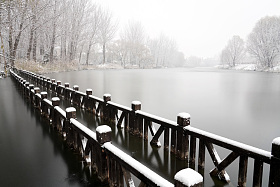 下雪后的湖边风景照片
