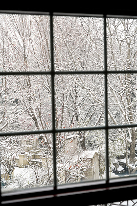 窗户外的雪景图片