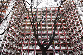 仰拍寄宿学生宿舍图片