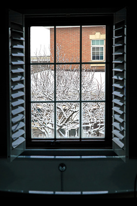 窗户外的雪景照片