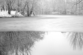 下雪后的湖边风景图片