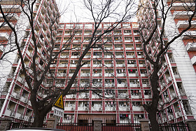 仰拍寄宿学生宿舍照片