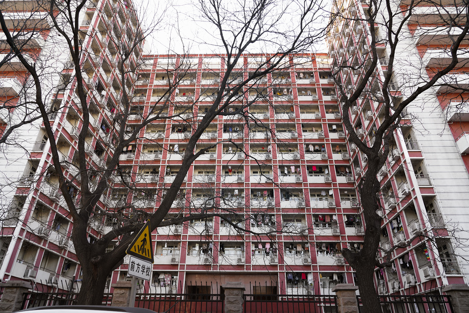 仰拍寄宿学生宿舍照片