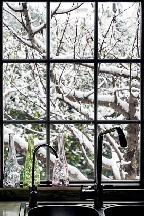 窗户外的雪景图片