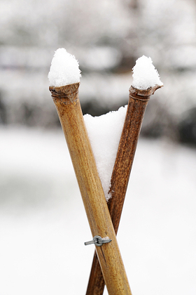 篱笆上的雪局部特写照片