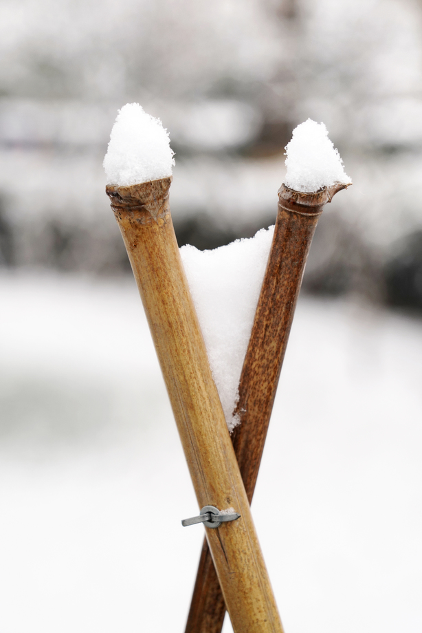 篱笆上的雪局部特写照片