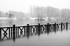 下雪后的湖边风景图片