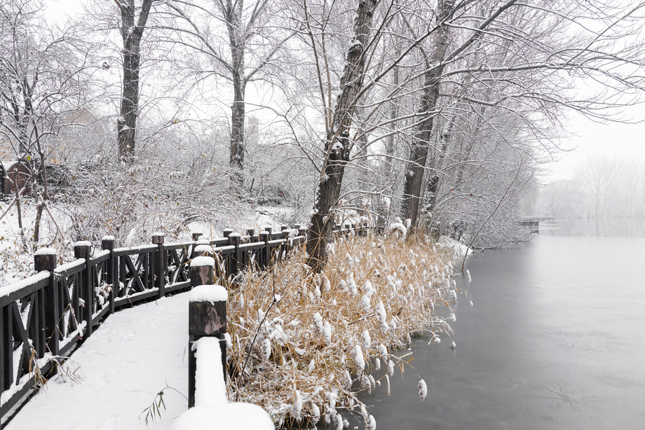 栈道旁雪后结冰的河流图片 栈道旁雪后结冰的河流图片