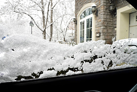 车窗户上的雪