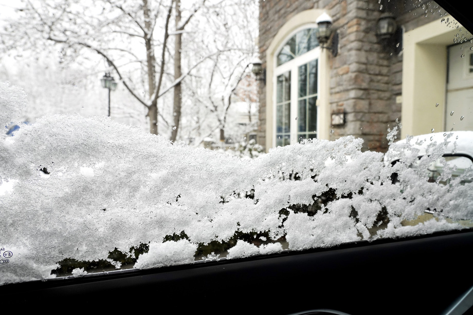车窗户上的雪
