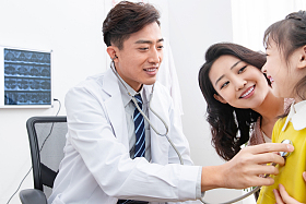 年轻妈妈带着孩子看医生照片