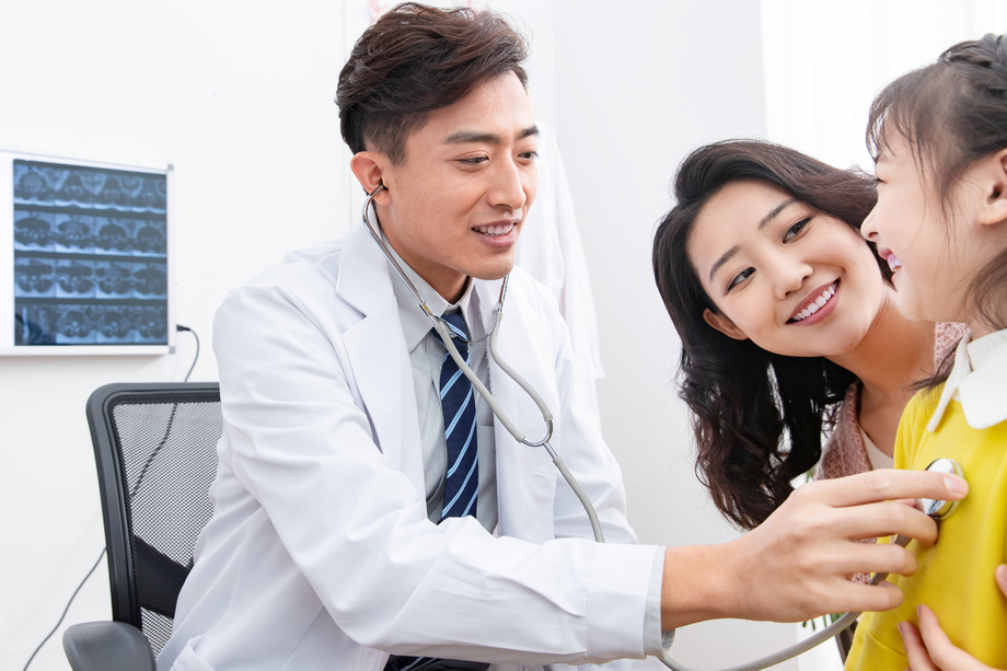 年轻妈妈带着孩子看医生照片 年轻妈妈带着孩子看医生照片