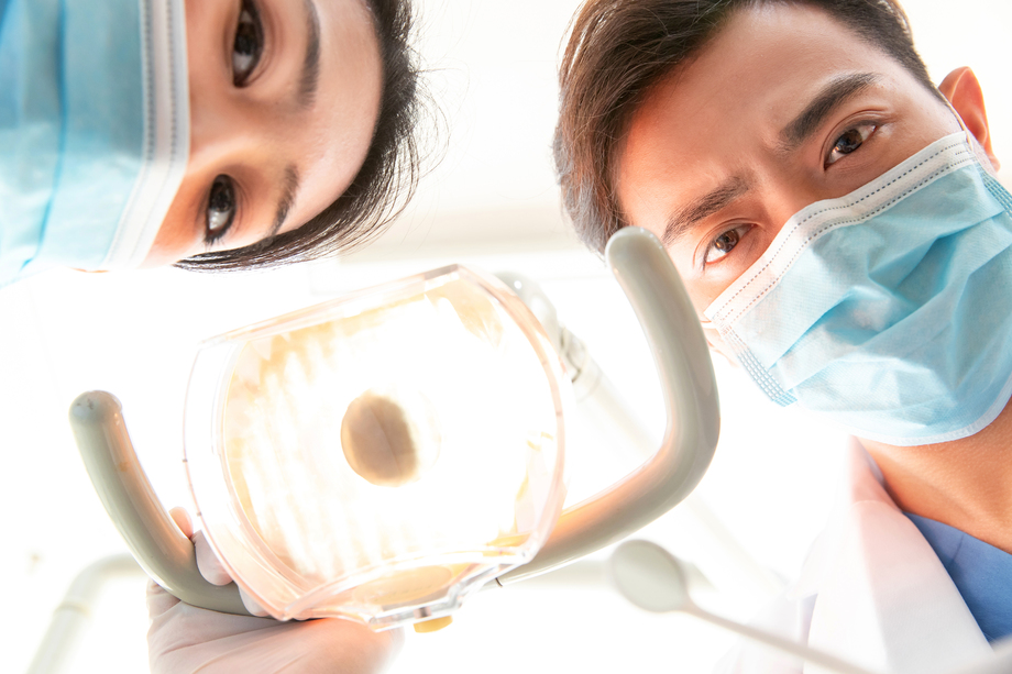 牙科医生在诊疗室 牙科医生在诊疗室