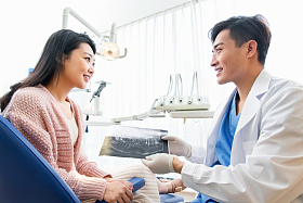 牙医和青年女患者交谈