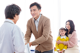 女医生给患者检查身体照片