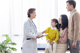 女医生给患者交谈图片