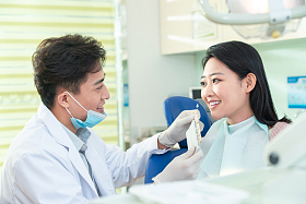 牙医给青年女患者治疗图片