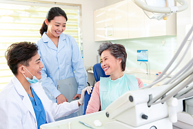 牙科医生给患者治疗图片