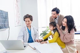 女医生给患者检查身体