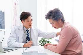 医生和老年患者交谈