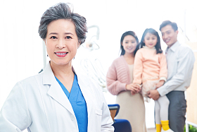 女医生和患者家庭