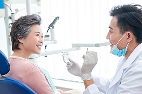 牙医给老年患者治疗