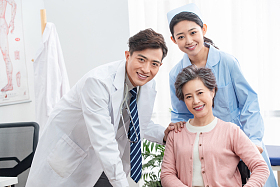 医务工作者和老年患者图片