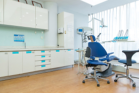 牙科诊疗室里的医疗设备