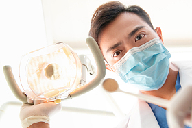 牙科医生在诊疗室