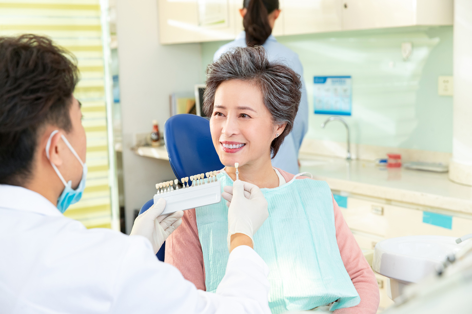 牙科医生给患者治疗照片 牙科医生给患者治疗照片