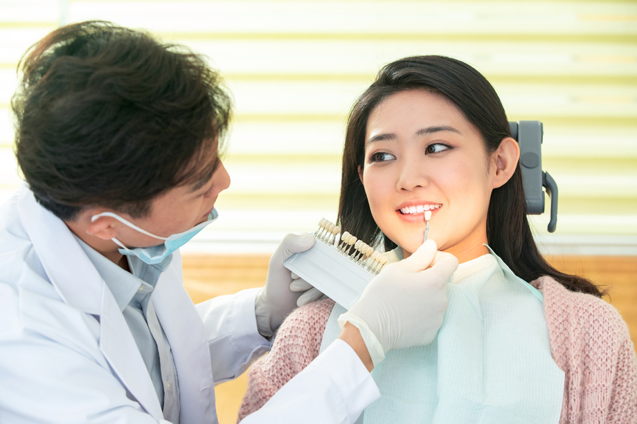 牙医给青年女患者治疗图片 牙医给青年女患者治疗图片