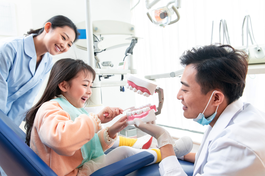 牙科医生教小女孩刷牙 牙科医生教小女孩刷牙