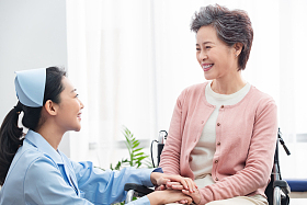 护士和老年人交谈照片