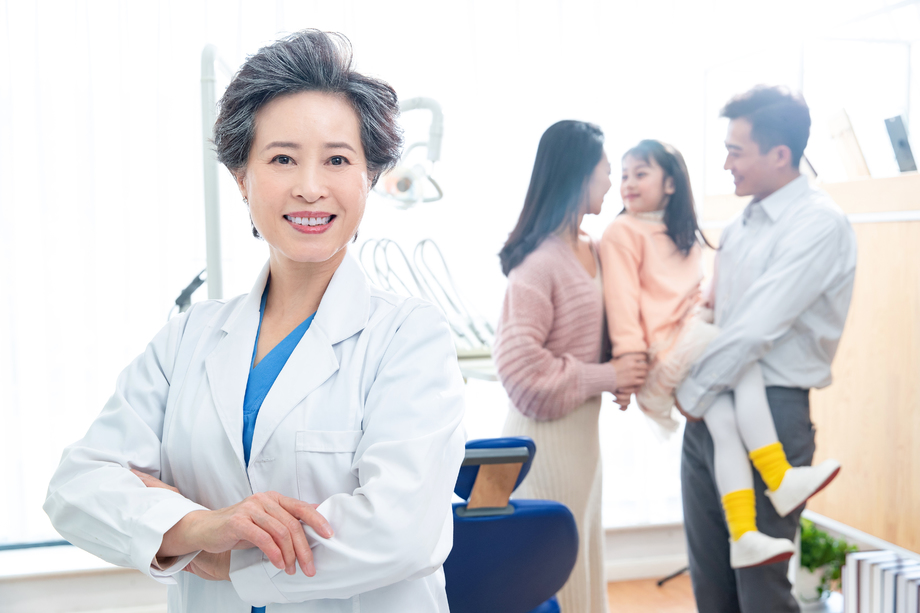 女医生和患者家庭