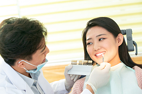 牙医给青年女患者治疗图片