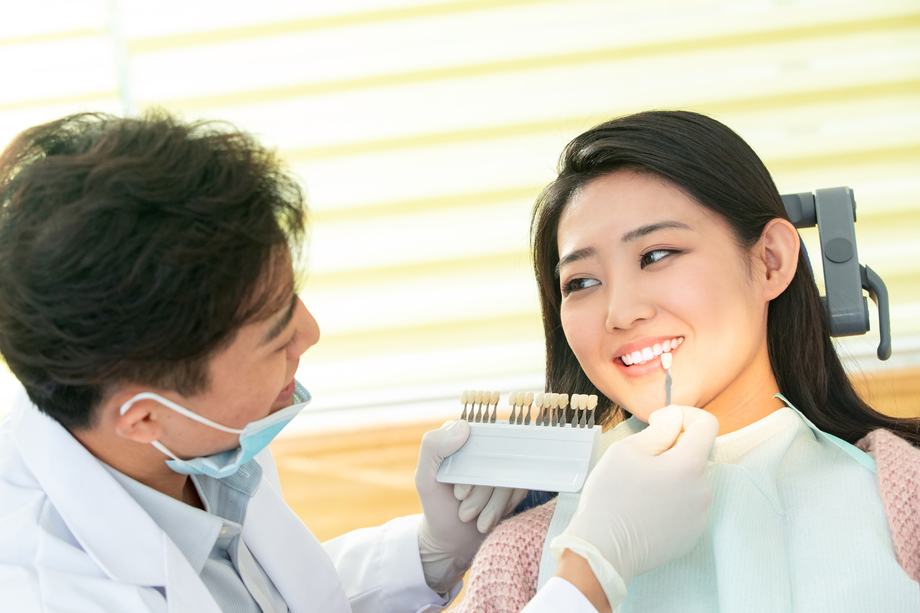 牙医给青年女患者治疗图片 牙医给青年女患者治疗图片