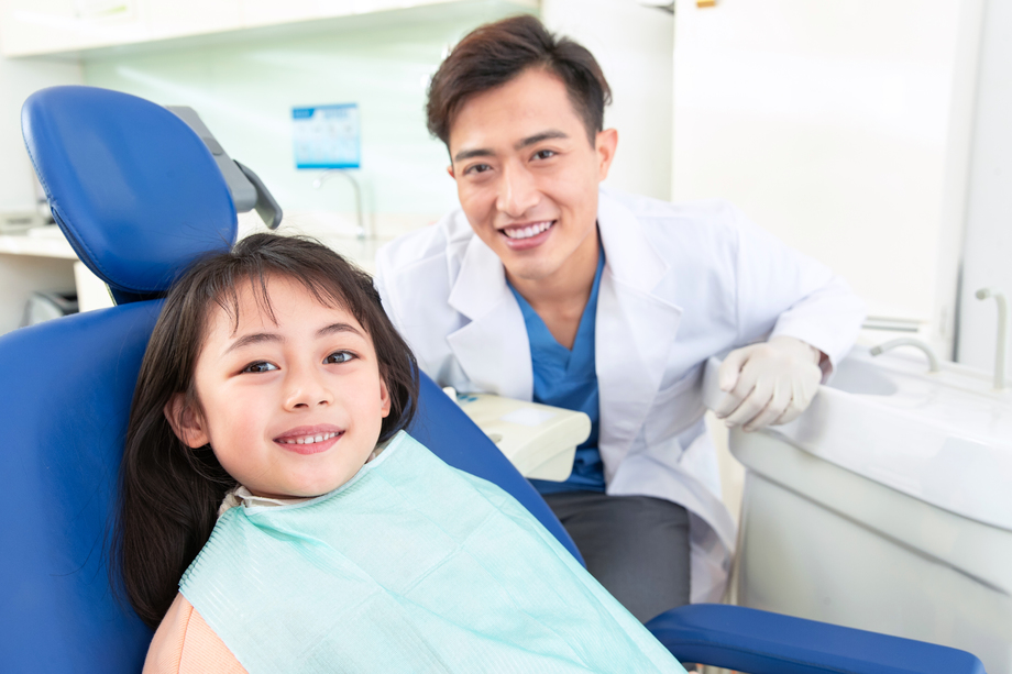 可爱的小女孩和牙科医生图片 可爱的小女孩和牙科医生图片