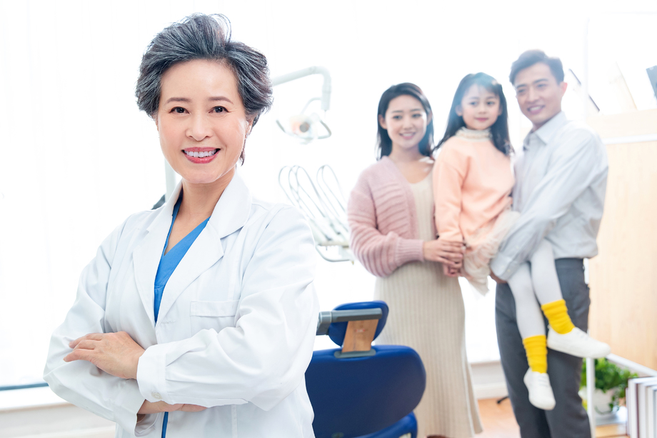 女医生和患者家庭图片