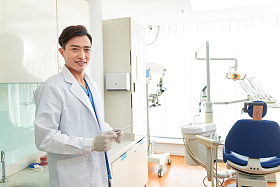 牙科医生在诊疗室图片