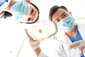 牙科医生在诊疗室